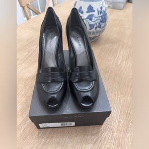 Tahari black open toe heeled loafer size 9.5